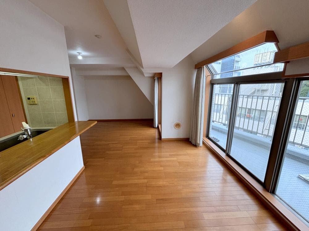 Spacious 2BR+Den Near Gotanda Station