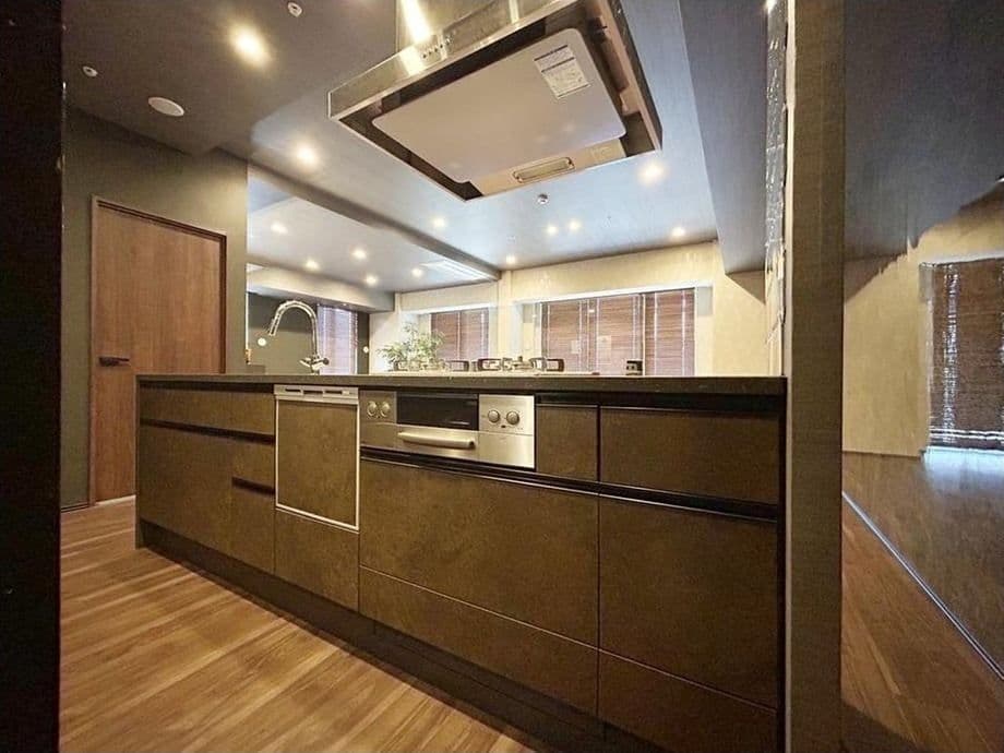 Luxury 2BR with Expansive Layout in Chiba