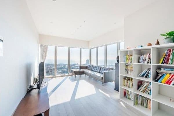 Modern 3BR Tower Residence Steps from the Bay